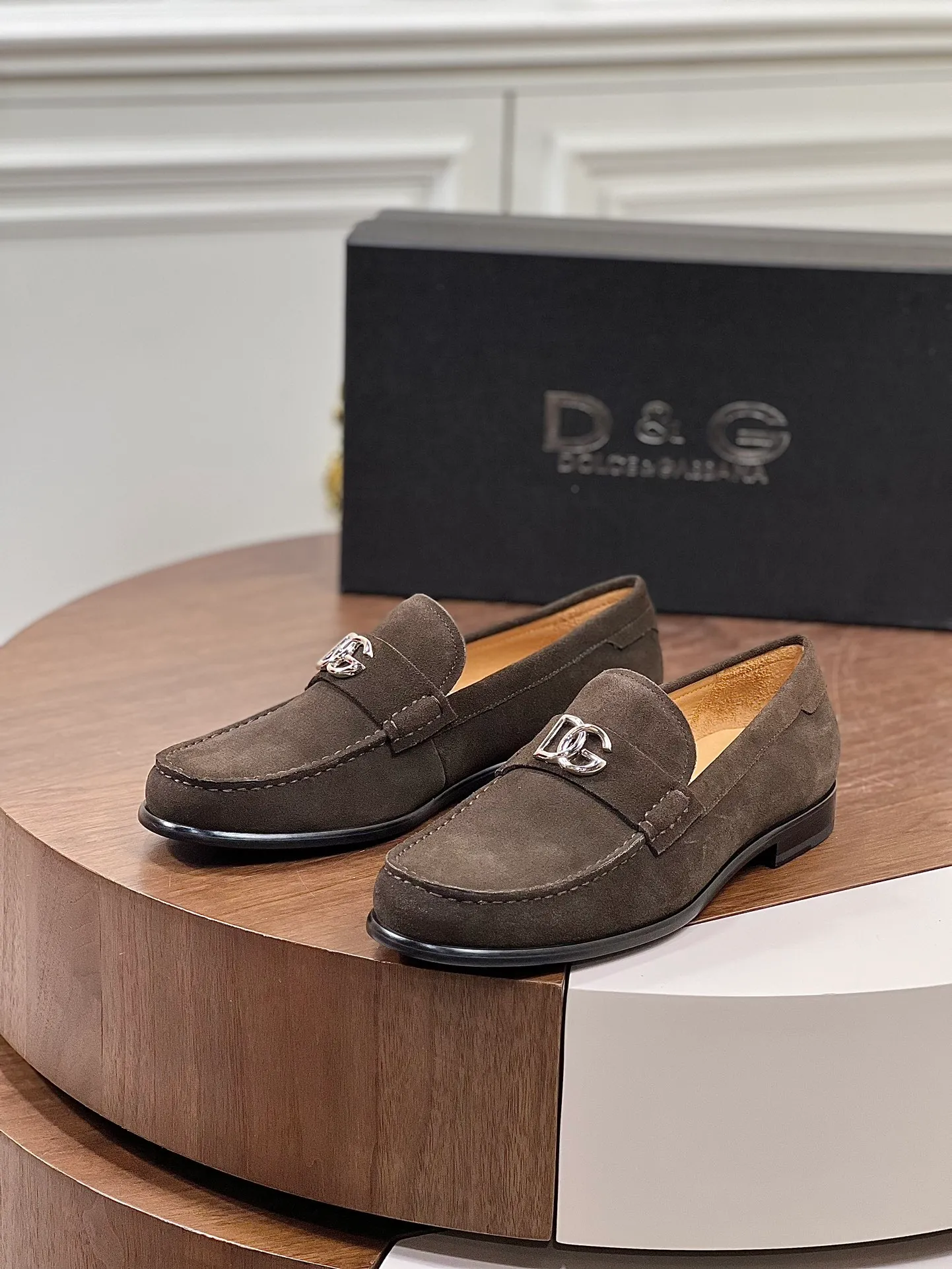 Factory price: 960💰••New product••Dolce&Gabb*_Dg high-end men's formal shoes and casual leather shoes. First-layer cowhide upper imported from Italy. You can see the leather texture at a glance. Breathable calfskin lining. High-end and luxurious leather outsole. Unique style. Finely crafted details! Size: 39-44 (38.45.46 customized)